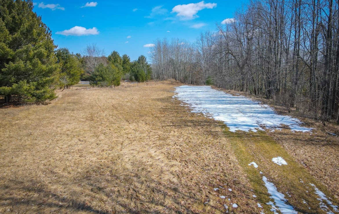 5260 N Hockaday Rd., Gladwin, MI 48624 Lake Lancer Frontage Trophy