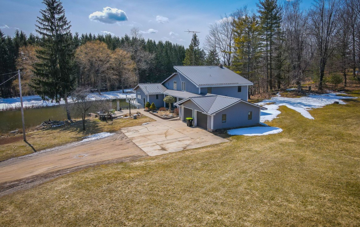 5260 N Hockaday Rd., Gladwin, MI 48624 Lake Lancer Frontage Trophy