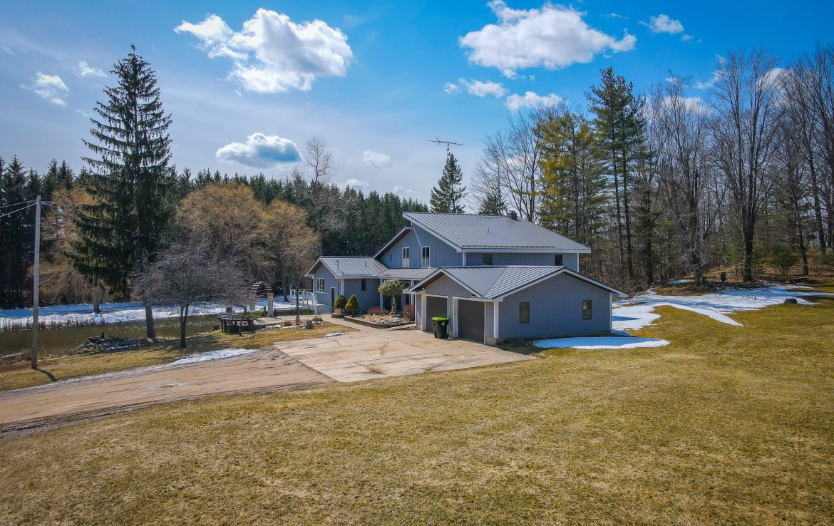 5260 N Hockaday Rd., Gladwin, MI 48624 Lake Lancer Frontage Trophy